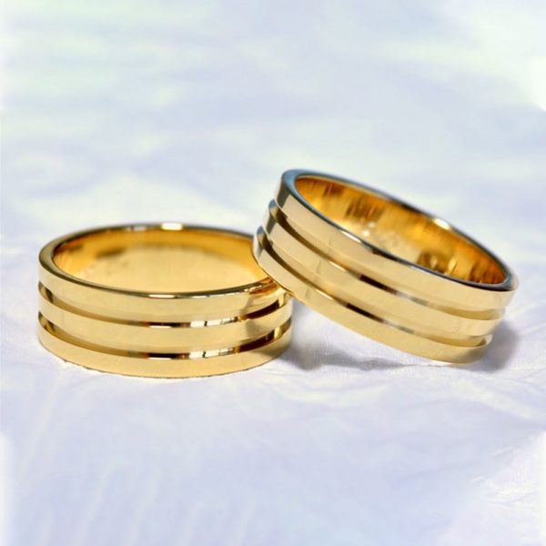 Alianças Quadradas com Frisos - Ouro 18K