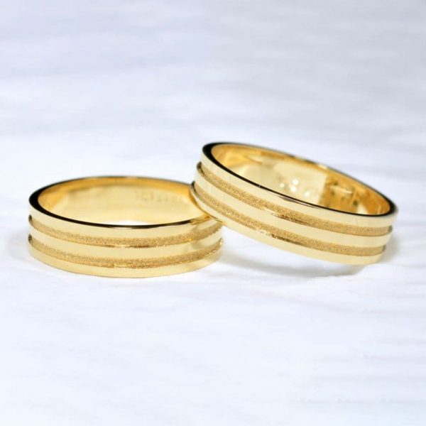 Alianças Quadradas com Frisos Diamantados - Ouro 18K