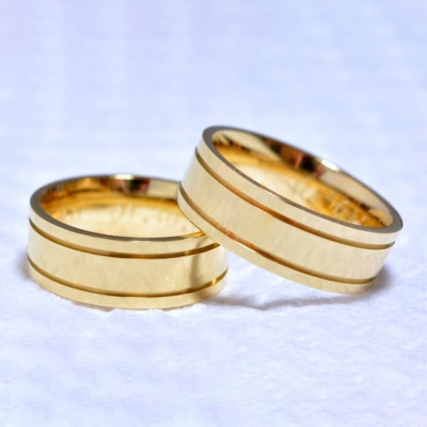 Alianças Quadradas com Frisos Laterais - Ouro 18K
