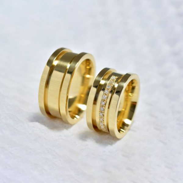 Alianças com Laterais Altas e 15 Diamantes - Ouro 18K
