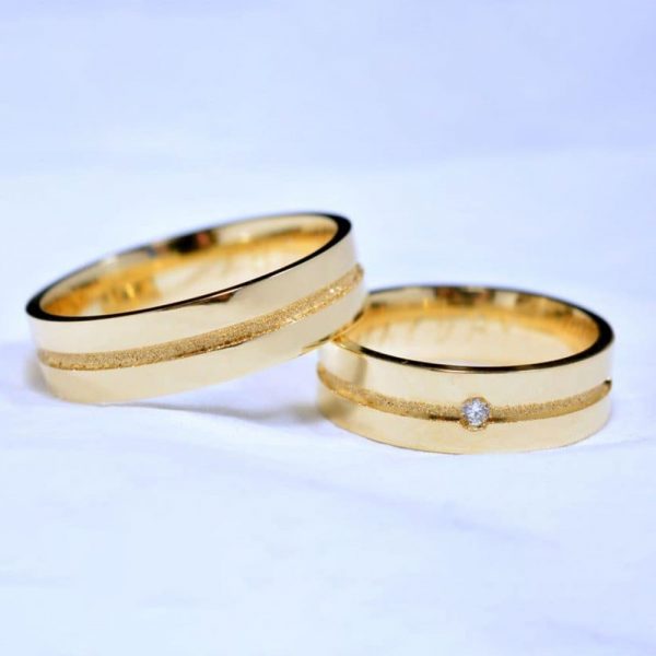 Alianças com Friso Central Diamantado e 1 Diamante - Ouro 18K