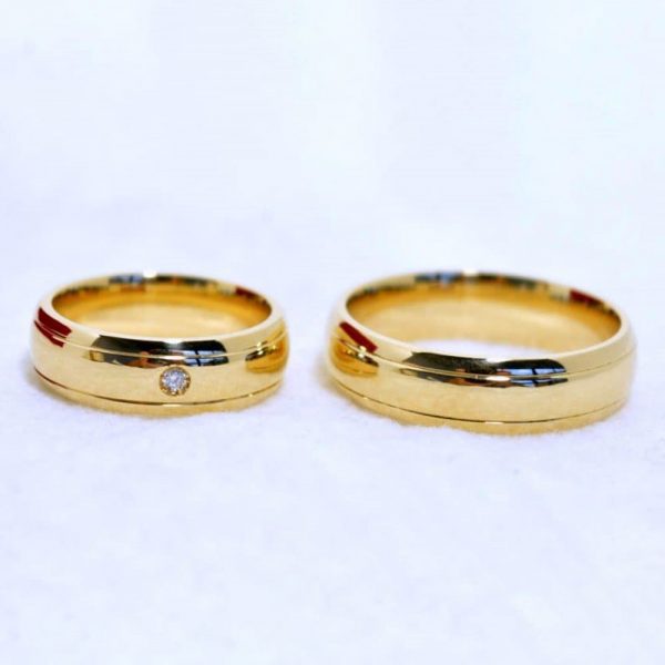 Alianças Meia Cana com Frisos e 1 Diamante - Ouro 18K