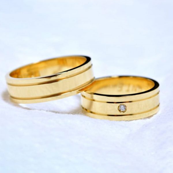 Alianças Retas com Frisos Laterais e 1 Diamante - Ouro 18K