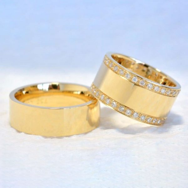 Alianças Retas com Laterais Completas de Diamantes - Ouro 18K
