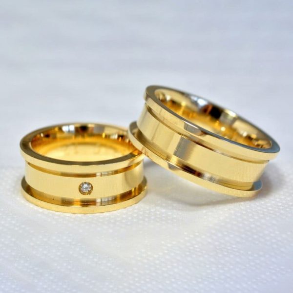 Alianças com Laterais Altas e 1 Diamante - Ouro 18K
