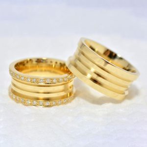 Alianças com Frisos e Laterais Altas Completas de Diamantes - Ouro 18K