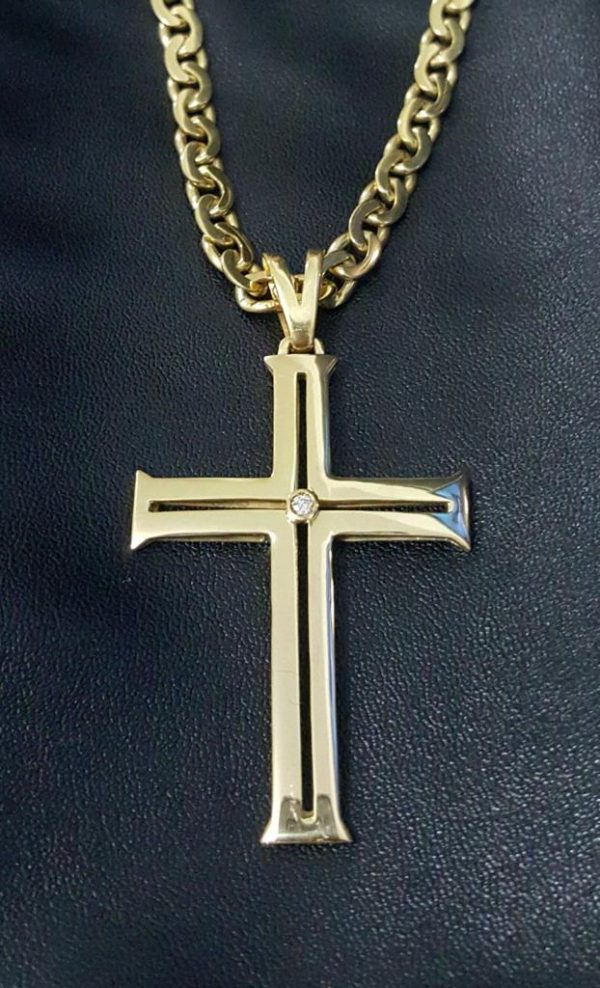 Cruz Vazada com Brilhante em Ouro 18K